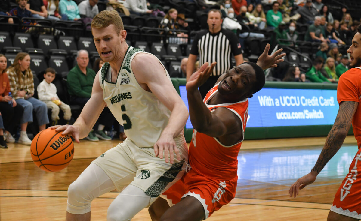 Team Effort Gets UVU Men s Basketball Past UTRGV News Sports Jobs 
